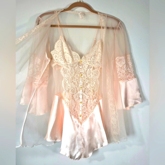 ANDREA KRISTOFF FOR ESCANTÉ TWO PIECE LINGERIE. - Picture 3 of 9